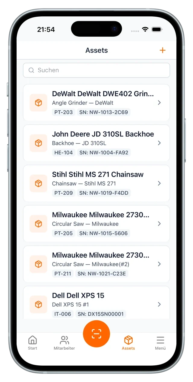 Objektliste am Handy mit Suche: DeWalt-Winkelschleifer, John-Deere-Baggerlader, Stihl-Motorsäge und weitere etikettierte Objekte mit Inventarnummer und Seriennummer