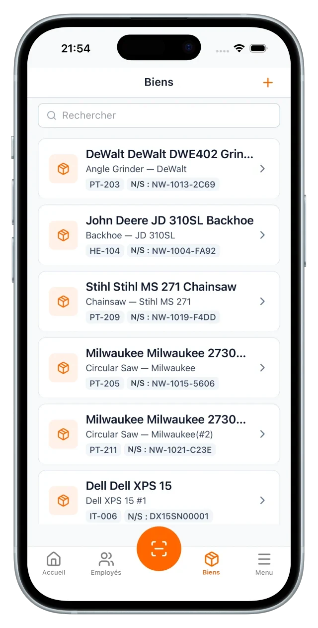 Liste des équipements sur mobile avec recherche : meuleuse DeWalt, tractopelle John Deere, tronçonneuse Stihl et autres équipements étiquetés, avec leurs numéros d'inventaire et leurs numéros de série